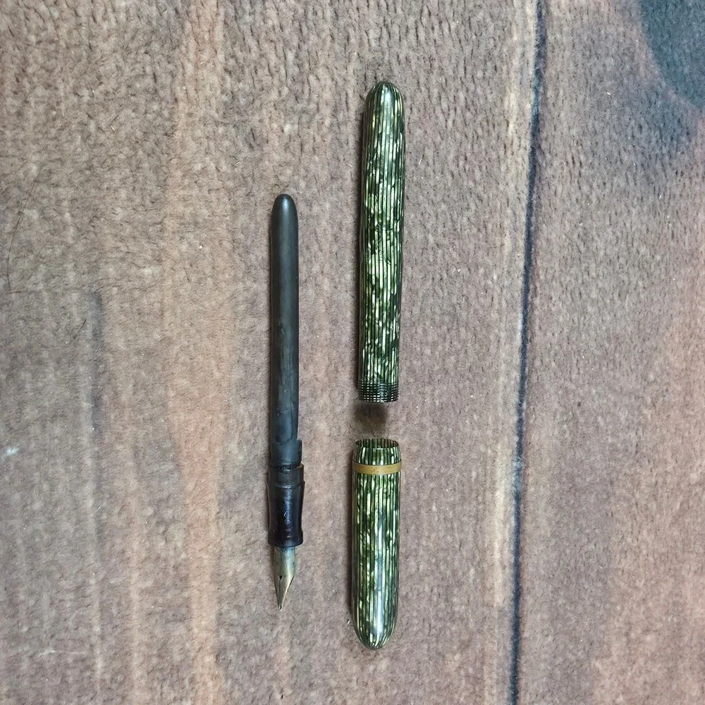 Vintage Striated Fountain Pen 14K Gold Nib Green Gold Good Lever Fill USA